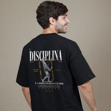 Carregar imagem no visualizador da galeria, Camiseta "Arnold - a disciplina é amiga do resultado" Drop High Society - Roupaz T-shirt