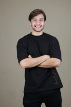 Carregar imagem no visualizador da galeria, Camiseta "Arnold - a disciplina é amiga do resultado" Drop High Society - Roupaz T-shirt